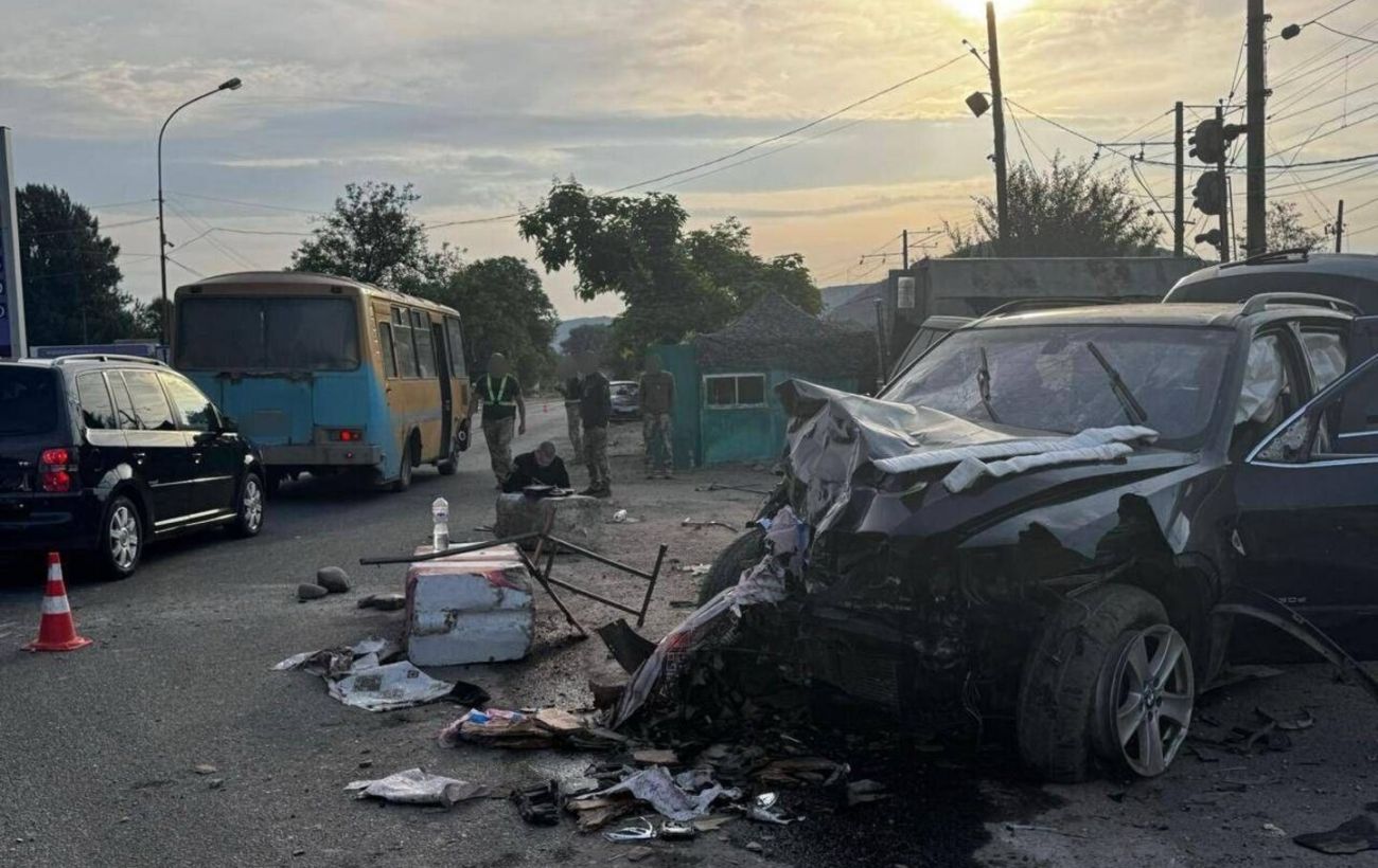 На Закарпатті п’яна водійка BMW протаранила блокпост: загинув прикордонник (фото)