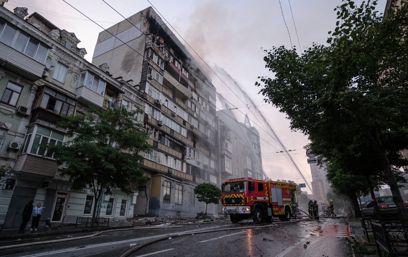 Оприлюднені перші фото наслідків атаки РФ по Шевченківському району Києва