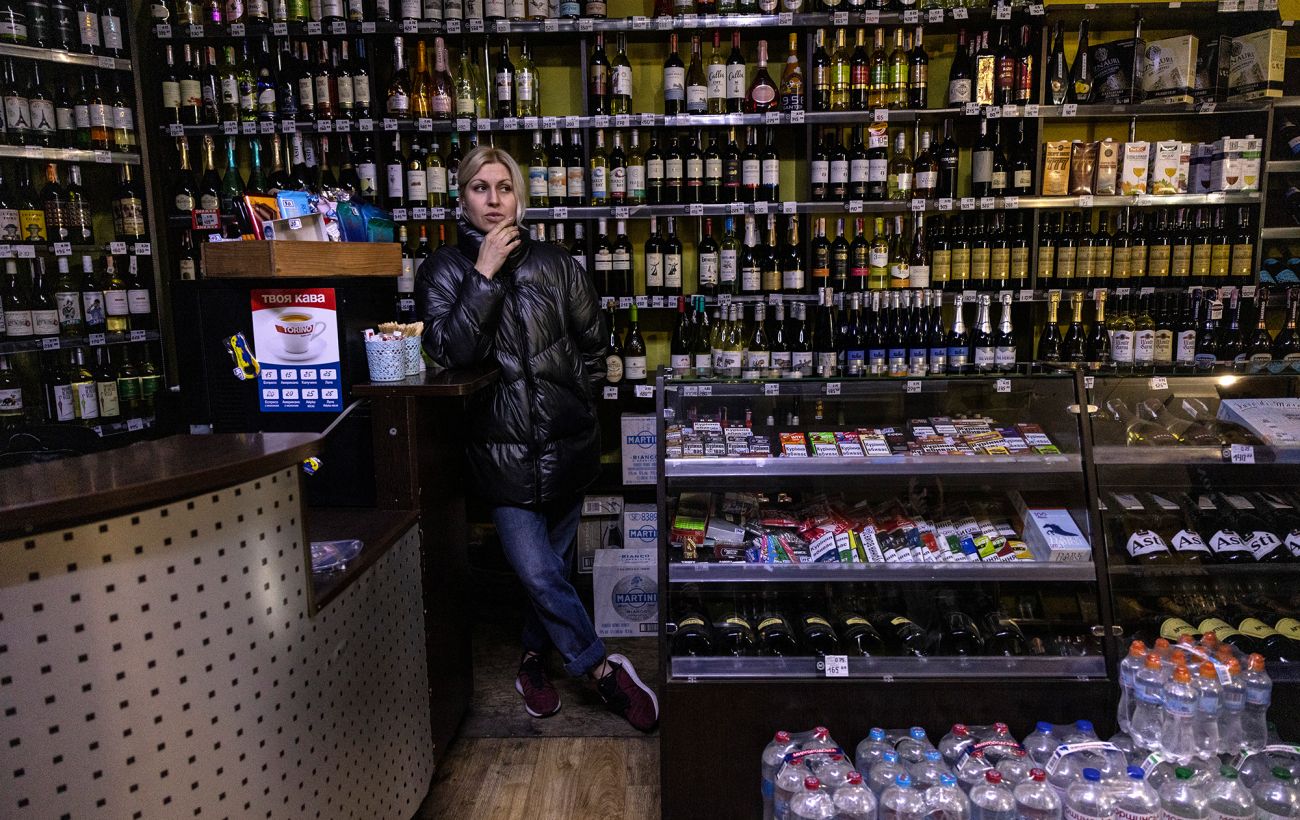 Пачки сигарет та пляшки з алкоголем змінять вигляд: уряд затвердив обов'язковий елемент