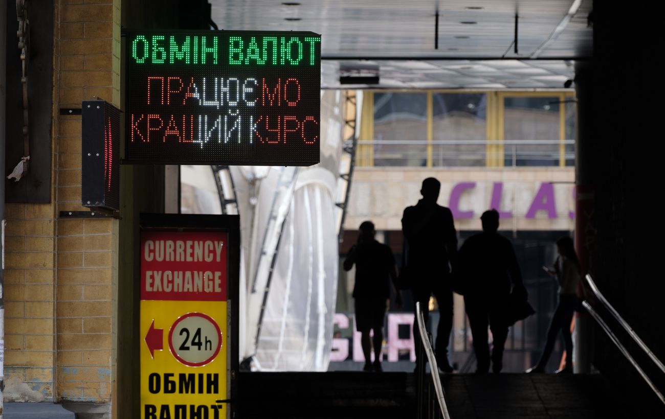 Долар дорожчає, курс євро перевищив 49 гривень