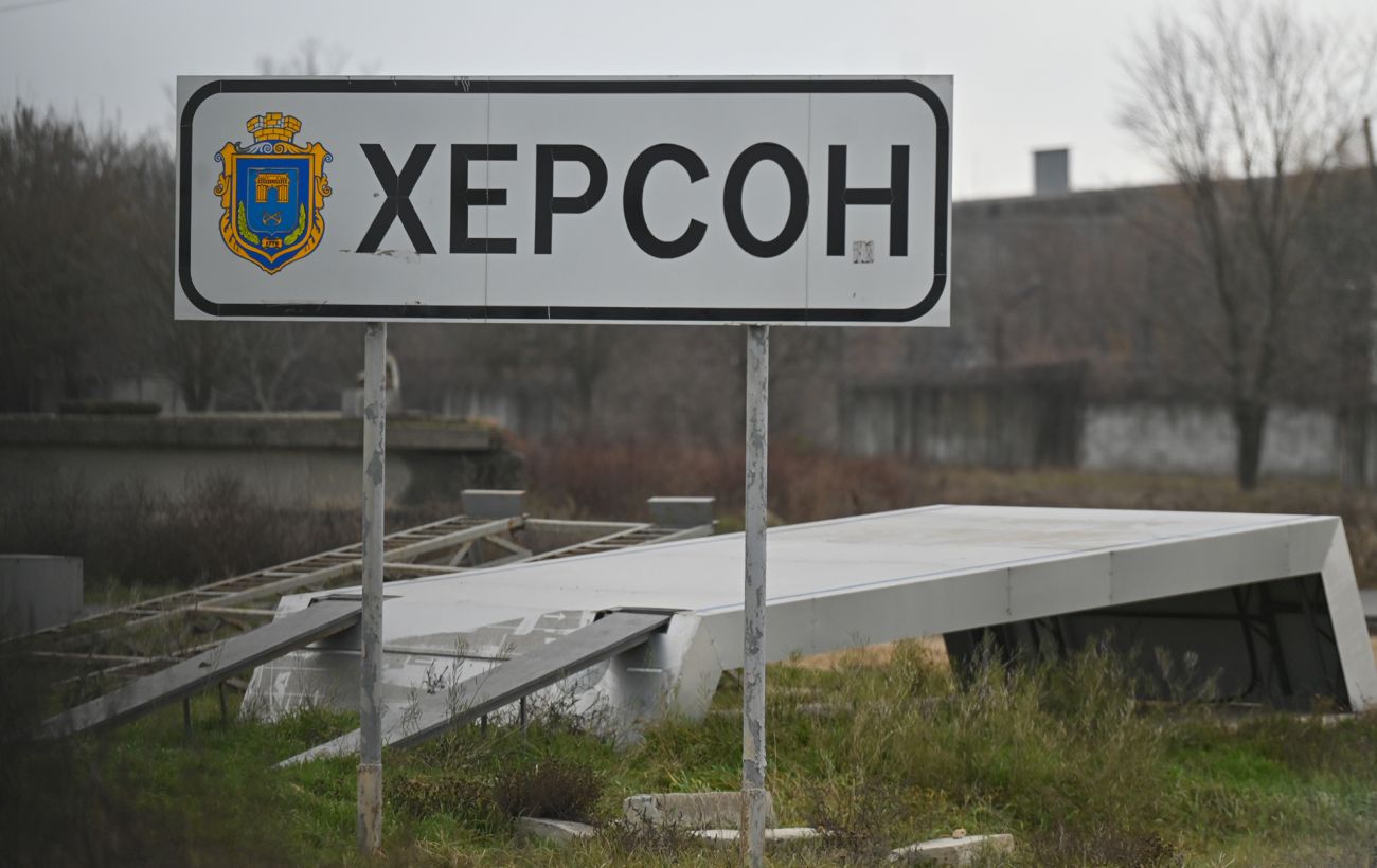 В Херсоні показали відео пошкодженого мосту на Корабел: людям пропонують евакуацію