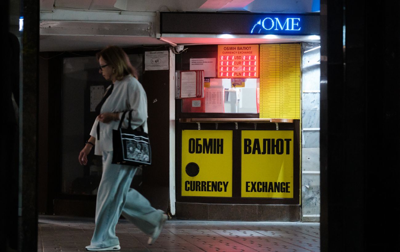 Долар подешевшав в обмінниках, євро дорожчає