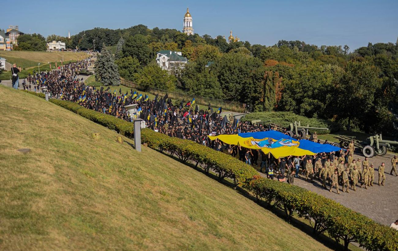 "Тінь" на вулицях міст: молодь вшановує розвідників та запрошує до спільноти