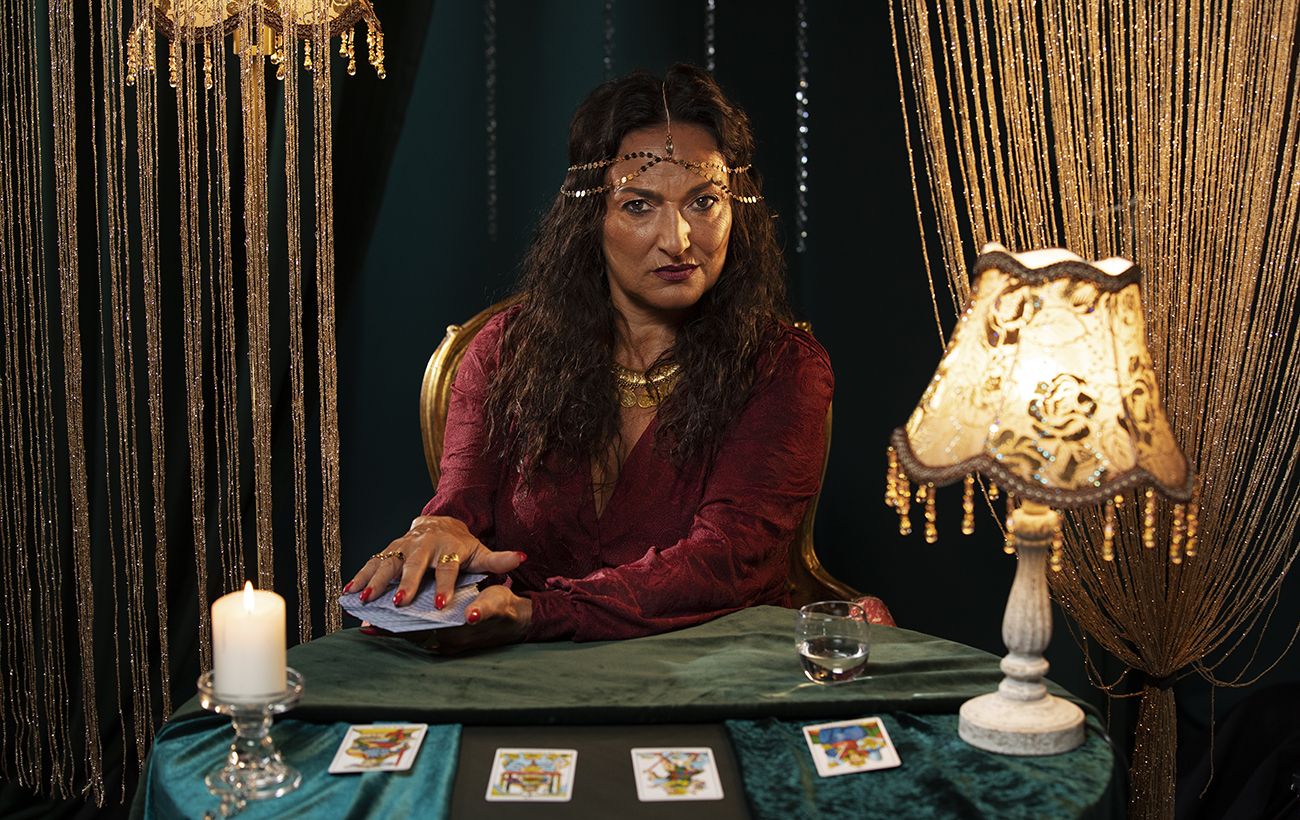 "Вони обіцяли, що живий": чому родини військових вірять ворожкам і як надія робить їх беззахисними