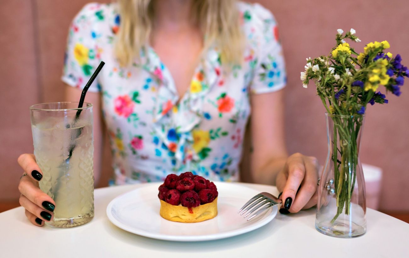 Дієтолог розкрила правду: чи обов'язково їсти десерт окремо від основної їжі