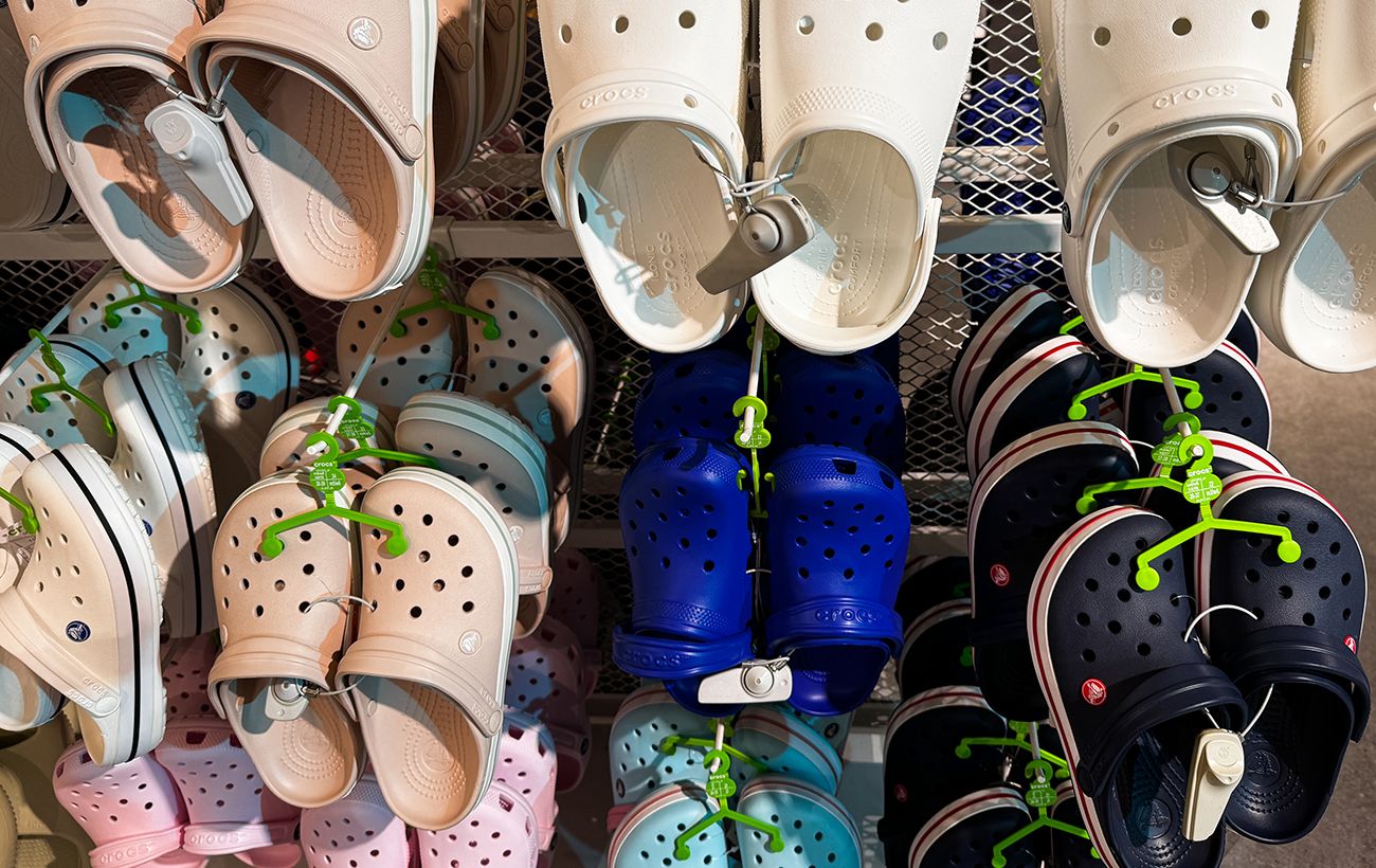 Крокси можуть шкодити ногам? Подолог розповіла всю правду про взуття